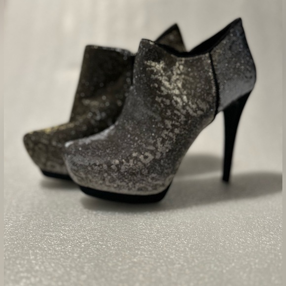 Gianni Bini Shoes - Gianni Bini Black, Gold and Silver Glitter Heels sz: 7.5